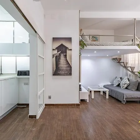 Elegante Loft Con Altillo Y Diseno Moderno, Centro